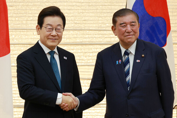 ▲ 이재명 대통령과 이시바 시게루 일본 총리가 23일(현지 시간) 일본 도쿄 총리 관저에서 한일 공동언론발표를 마친 뒤 악수하고 있다. /뉴시스