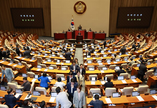 ▲ 2차 상법 개정안 반대토론 시작, 퇴장하는 민주당. /뉴시스