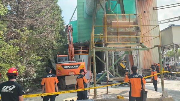 ▲ 소방당국이 8월 21일 오후 전남 순천 한 레미콘 회사 저장 시설에 갇힌 요구조자들을 구출하고 있다. (사진 = 순천소방서 제공)