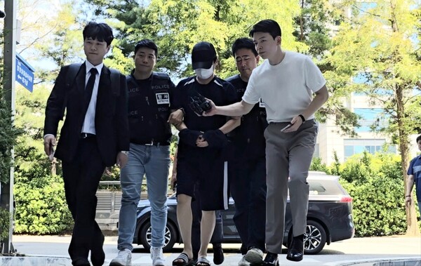 ▲ 변사 현장에서 금목걸이를 훔친 혐의를 받는 30대 검시 조사관이 24일 오후 구속 전 피의자 심문(영장실질심사)을 받기 위해 인천 미추홀구 인천지방법원에 출석하고 있다. /뉴시스