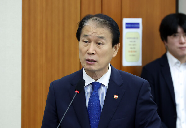 ▲ 권오을 국가보훈부 장관이 21일 서울 여의도 국회에서 열린 정무위원회 전체회의에서 2024년 결산보고를 하고 있다. /뉴시스