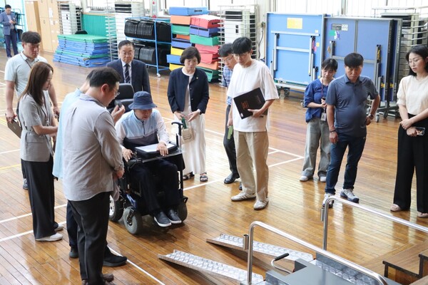 ▲ 이애형 의원, 학교 체육관 무대 장애인 접근 편의시설 현장 점검 모습.