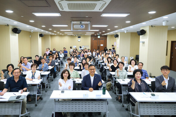 ▲ '2026년 3월 돌봄통합지원법 시행, 서울시의 역할과 과제' 주제 전문가 토론회 참석자들 기념촬영 모습.