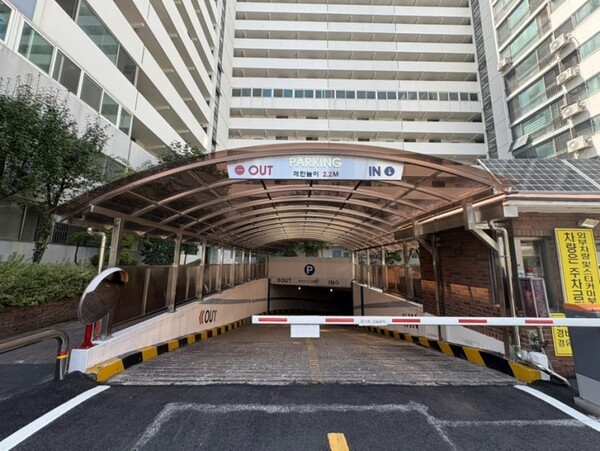 ▲ 올해 양천구 공동주택 지원사업을 통해 지하주차장 입구 캐노피 설치 모습.