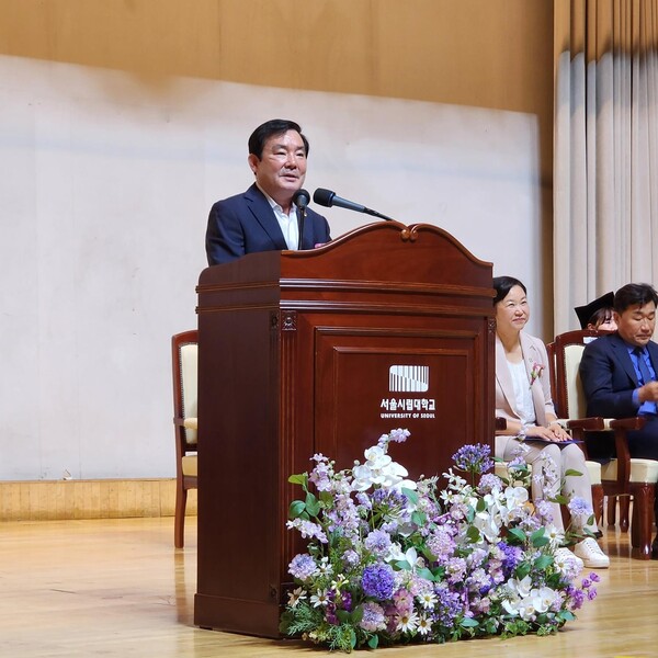 ▲ 임춘대 위원장이 서울시립대학교 2025학년도 후반기 학위수여식에서 축사를 하고 있다.