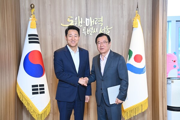 ▲ 이현재 하남시장(오른쪽)과 오세훈 서울시장(왼쪽)이 위례신사선 하남연장 등 교통현안 논의를 위해 만나 의견을 나눈 뒤 기념촬영을 하고 있다.