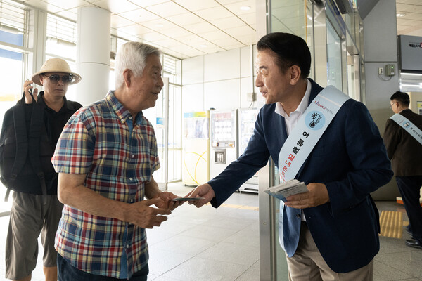 ▲ 김동근 시장이 ‘기후환경 챌린지’에 참가해 시민들에게 에너지 절약 캠페인 팸플릿을 전달하고 있다.