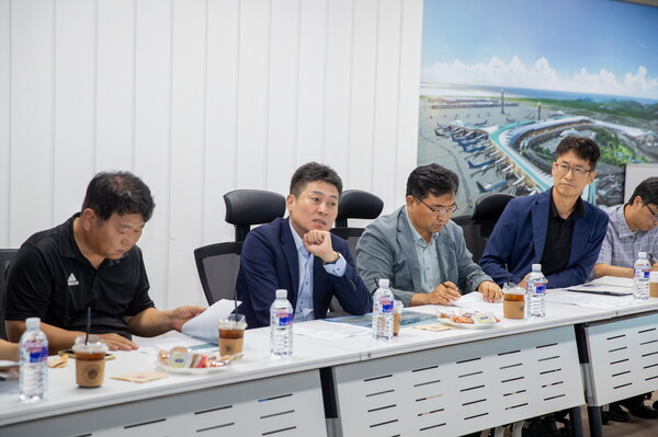 ▲ 김정헌 구청장 삼목항 진입로 개선 논의를 위한 공항공사 방문 모습.