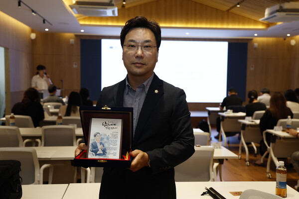 ▲ 유영주 의원 양천구 학교운영위원장 협의회 감사패 수상 모습.