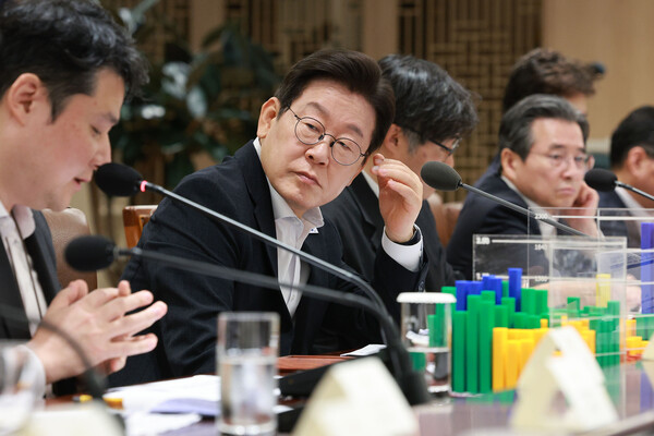 ▲ 참석자 제안 설명 듣는 이재명 대통령. /뉴시스