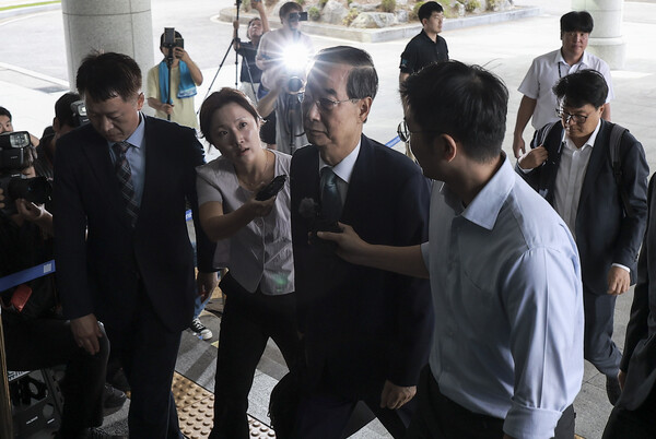▲ 한덕수 전 국무총리가 22일 서울 서초구 서울고등검찰청에 마련된 내란특검 사무실로 조사를 받기 위해 출석하고 있다. /뉴시스