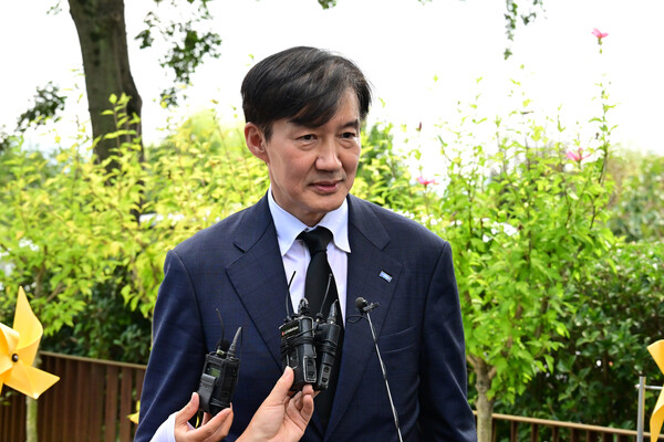 ▲ 언론 질문 답하는 조국 전대표. /뉴시스