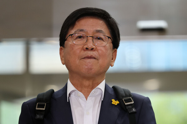 ▲ 최교진 사회부총리 겸 교육부장관 후보자가 지난 14일 오전 서울 여의도 한국교육시설안전원에 마련된 인사청문회 준비 사무실로 출근하며 취재진 질의에 생각하고 있다. /뉴시스