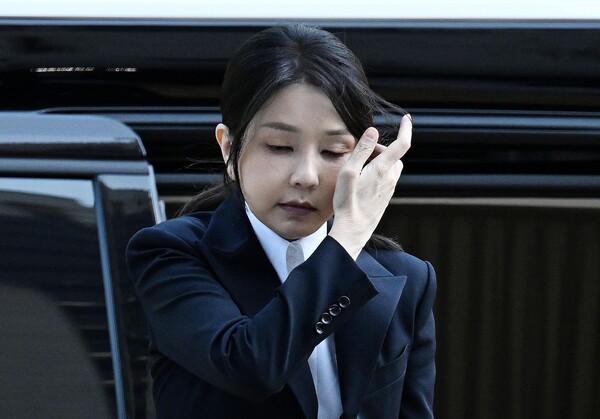▲ 자본시장과 금융투자업에 관한 법률 위반, 정치자금법 위반, 특정범죄 가중처벌 등에 관한 법률 위반(알선수재) 등의 혐의를 받는 윤석열 전 대통령 부인 김건희 씨가 12일 오전 서울 서초구 서울중앙지법에서 열린 구속 전 피의자 심문(영장실질심사)에 출석하고 있다. /뉴시스