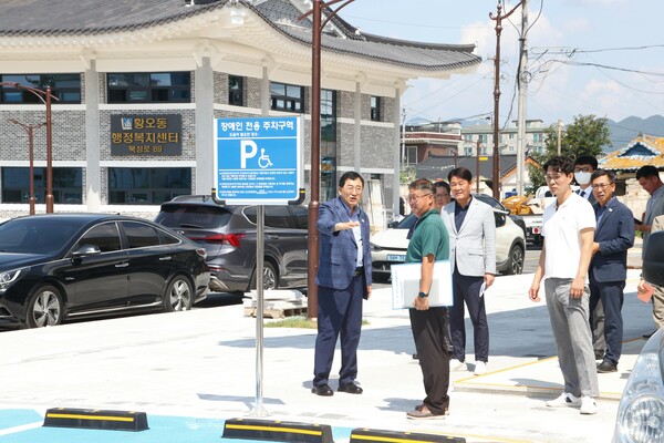 ▲ 주낙영 경주시장이 25일 중부·황오동 통합행정복지센터 신축 현장을 찾아 관계자들과 공정 상황을 점검하고 있다.
