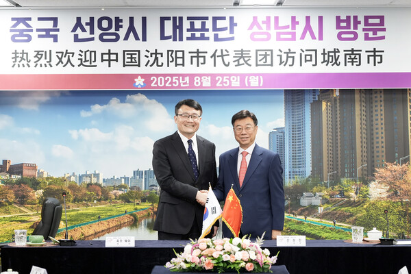 ▲ 신상진 성남시장(오른쪽)과 자오웨이 중국 선양시 부시장(왼쪽).