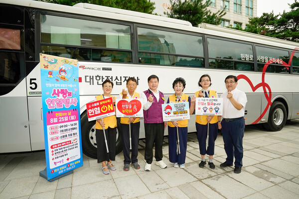▲ 이필형 동대문구청장(왼쪽에서 세 번째)이 헌혈 행사에 참여해 기념촬영을 하고 있다.