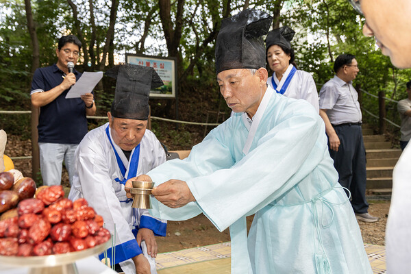 ▲ ‘효성동 도당제’ 진행하는 윤환 구청장.