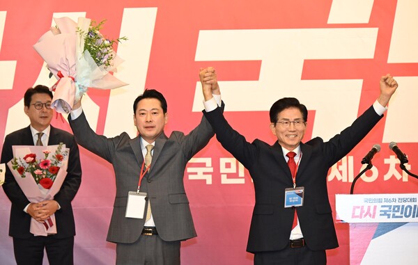 ▲ 장동혁 신임 국민의힘 대표가 26일 서울 여의도 국회도서관에서 열린 국민의힘 제6차 전당대회 결선에서 선출된 뒤 김문수 후보와 기념촬영 하고 있다. /뉴시스