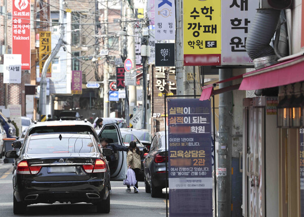 ▲ 3월 13일 서울 강남구 대치동 학원가에서 한 어린이가 학원으로 등원하고 있다. /뉴시스