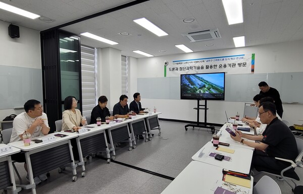 ▲ 금천 스마트드론 도시 혁신 연구회가 센터 운영 현황을 청취하고 있다.