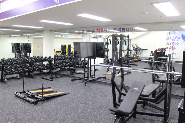 ▲ 탄천종합운동장 주경기장 지하 1층에 설치한 장애인 전용 체력 단련장.