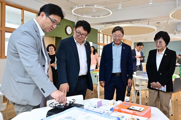 ▲ 신성초등학교 신나는 AI 교실 방문 모습.