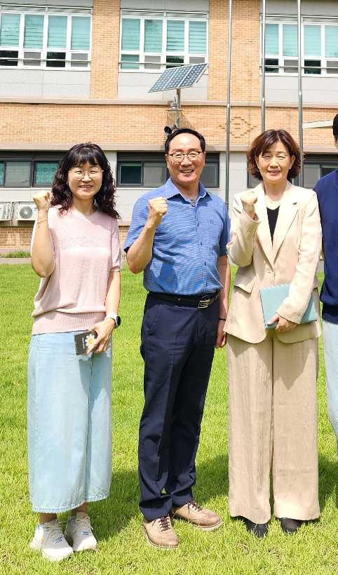 ▲ 한민수 의원(가운데) 인천미추홀학교 방문 모습.