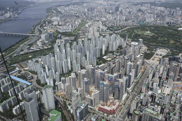 ▲ 서울 송파구 롯데월드타워 스카이전망대에서 잠실 주변 아파트 단지와 재건축 아파트 현장이 보이고 있다. /뉴시스
