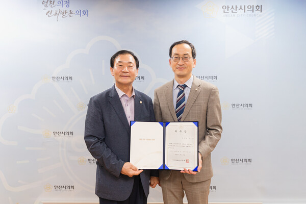 ▲ 박태순 의장(왼쪽), 박준연 법률고문(오른쪽).