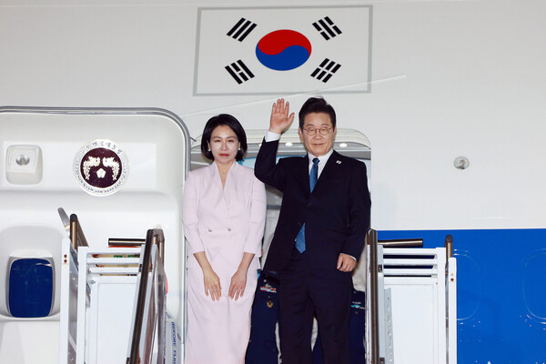 ▲ 미국 순방 일정을 마친 이재명 대통령과 김혜경 여사가 26일(현지 시간) 필라델피아 국제공항에서 공군1호기에 탑승해 인사하고 있다. /뉴시스
