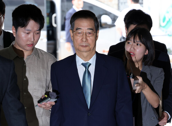 ▲ 한덕수 전 국무총리가 27일 오후 서울 서초구 서울중앙지방법원에서 열리는 구속 전 피의자 심문(영장실질심사)에 출석하며 취재진의 질문을 받고 있다. 한 전 총리는 내란 우두머리 방조, 위증, 허위공문서 작성 등 6개 혐의를 받고 있다. /뉴시스
