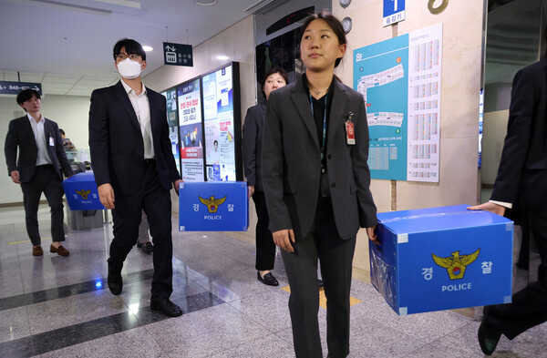 ▲ 이춘석 무소속 의원의 주식 차명 거래 의혹을 수사 중인 경찰이 27일 국회사무처를 상대로 강제수사에 나섰다. 사진은 서울경찰청 금융범죄수사대 직원들이 지난 11일 오후 서울 여의도 국회 의원회관 이 의원 의원실에서 압수품을 들고 나오고 있는 모습. 이 의원은 주식 차명거래 의혹 등을 받고 있다. /뉴시스