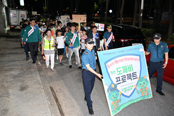 ▲ 안산시와 도깨비 원정대 다문화거리 합동순찰 및 캠페인 실시 모습.