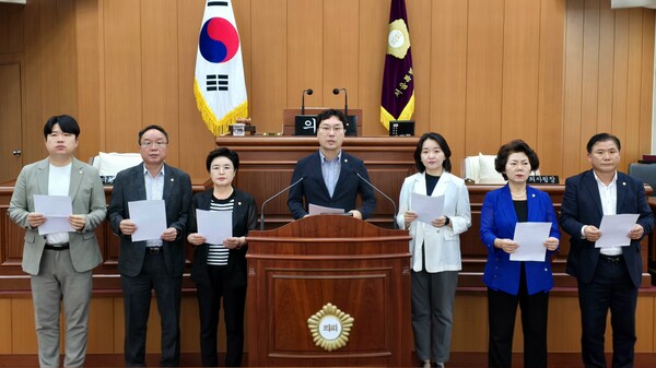 ▲ 양천구의회 더불어민주당 의원들 성명서 제출 모습.
