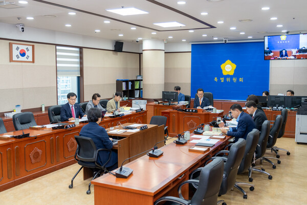 ▲ 강남미래전략추진 특별위원회 소관 부서 업무보고·질의응답 회의 전경