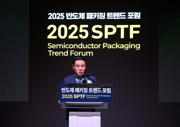 ▲ 이재식 의장이 '2025 차세대 반도체 패키징 산업전' 개막식에서 축사를 하고 있다.