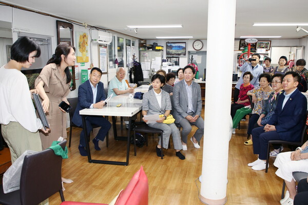 ▲ 복지건설위원회 위원들과 윤판오 의장이 약수경로당을 방문해 관계자에게 공사추진 현황을 듣고 있다.