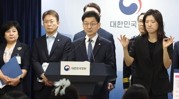 ▲ 윤창렬 국무조정실장이 28일 오전 서울 종로구 정부서울청사에서 '보이스피싱 근절 종합대책' 합동브리핑을 하고 있다. /뉴시스