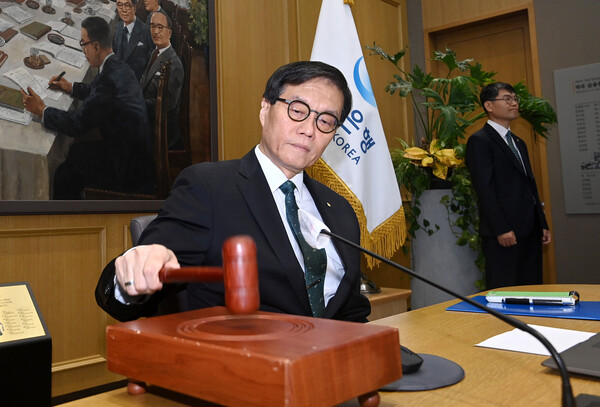 ▲ 이창용 한국은행 총재가 28일 서울 중구 한국은행에서 열린 금융통화위원회에서 의사봉을 두드리고 있다. /뉴시스