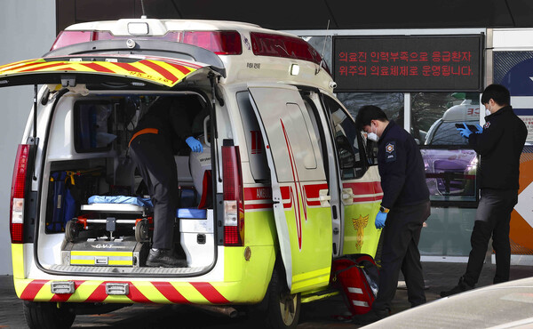 ▲ 지난 2월 25일 서울 시내의 한 대학병원 응급실 앞에서 구급대원들이 분주한 모습. /뉴시스