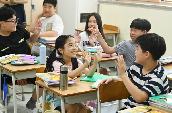 ▲ 지난 5일 여름방학을 마치고 개학한 경기 수원시 영통구 잠원초등학교 4학년2반 학생들이 오랜만에 만난 친구들과 반갑게 인사하고 있다. /뉴시스