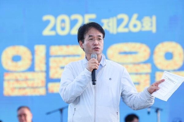 ▲ '26회 통일로 음악회'에서 인사말을 하고 있는 이동환 고양특례시장.