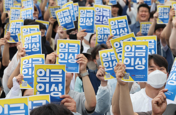 ▲ 전국공무원노동조합 2030 청년위원회 소속 조합원들이 지난 7월 18일 오후 서울 종로구 경복궁 서십자각 터 인근에서 '공무원 임금인상! 청년공무원 300인 집회'를 열고 구호를 외치고 있다. /뉴시스