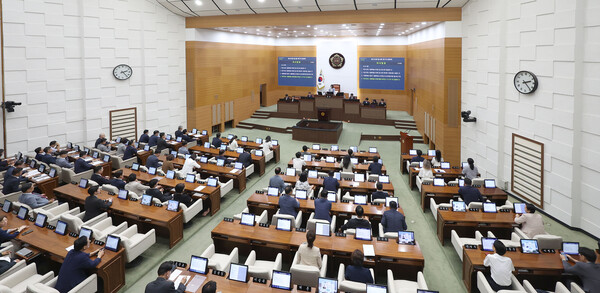 ▲ 최호정 서울시의회 의장이 27일 서울 중구 서울특별시의회에서 열린 제332회 임시회 제1차 본회의를 진행하고 있다. /뉴시스