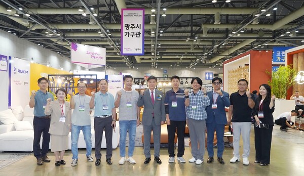 ▲ 방세환 광주시장(가운데)이 제36회 한국국제가구 및 인테리어산업대전 '광주시 단체관'에서 기념촬영을 하고 있다.