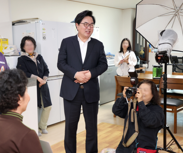 ▲ 박일하 동작구청장이 지난 4월 ‘찾아가는 주민등록증 발급 서비스’ 현장을 방문해 주민과 대화하고 있다.