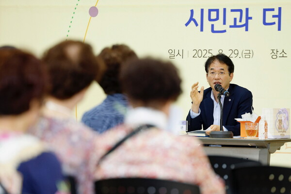 ▲ 주엽2동 간담회에서 주민들과 소통하고 있는 이동환 고양특례시장.