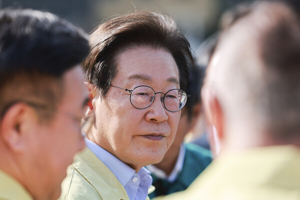 ▲ 강릉 가뭄 피해상황 점검 마친 뒤 이동하는 이재명 대통령. /뉴시스