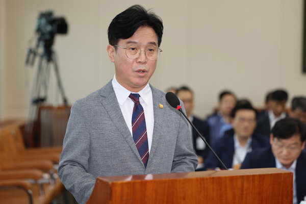 ▲ 김영훈 고용노동부 장관이 지난달 20일 오전 서울 여의도 국회 환경노동위원회 전체회의에서 발언하고 있다. /뉴시스